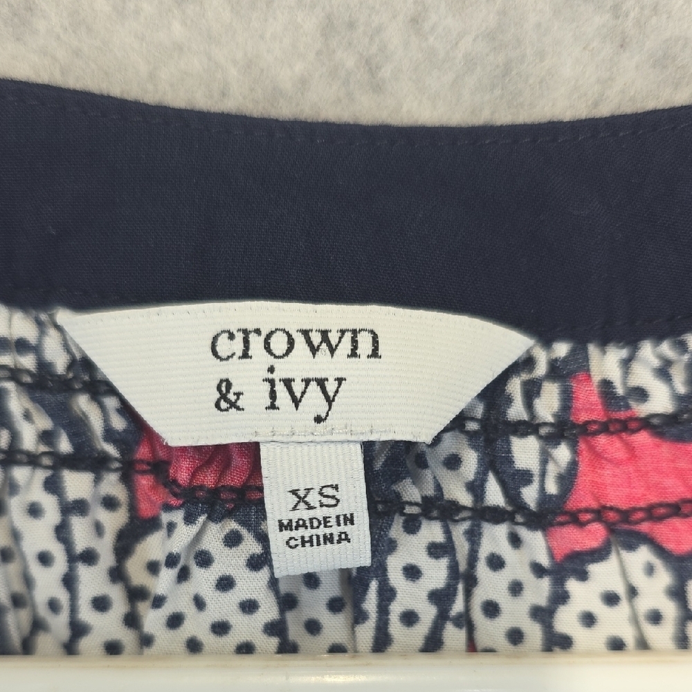 Crown & Ivy Elephant Print Blouse Womens XS Red Navy White 3/4 Sleeve Rayon - Picture 2 of 7